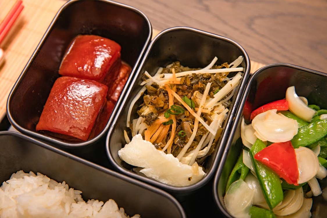ご飯と複数のおかずを詰めた弁当の写真