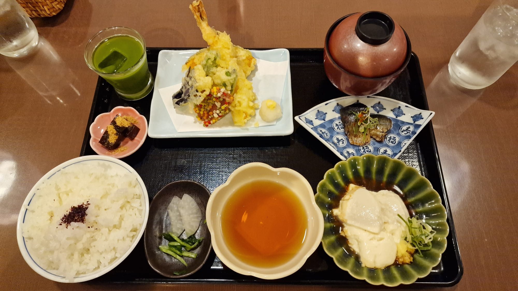 食卓に並ぶ懐石風の食事の写真