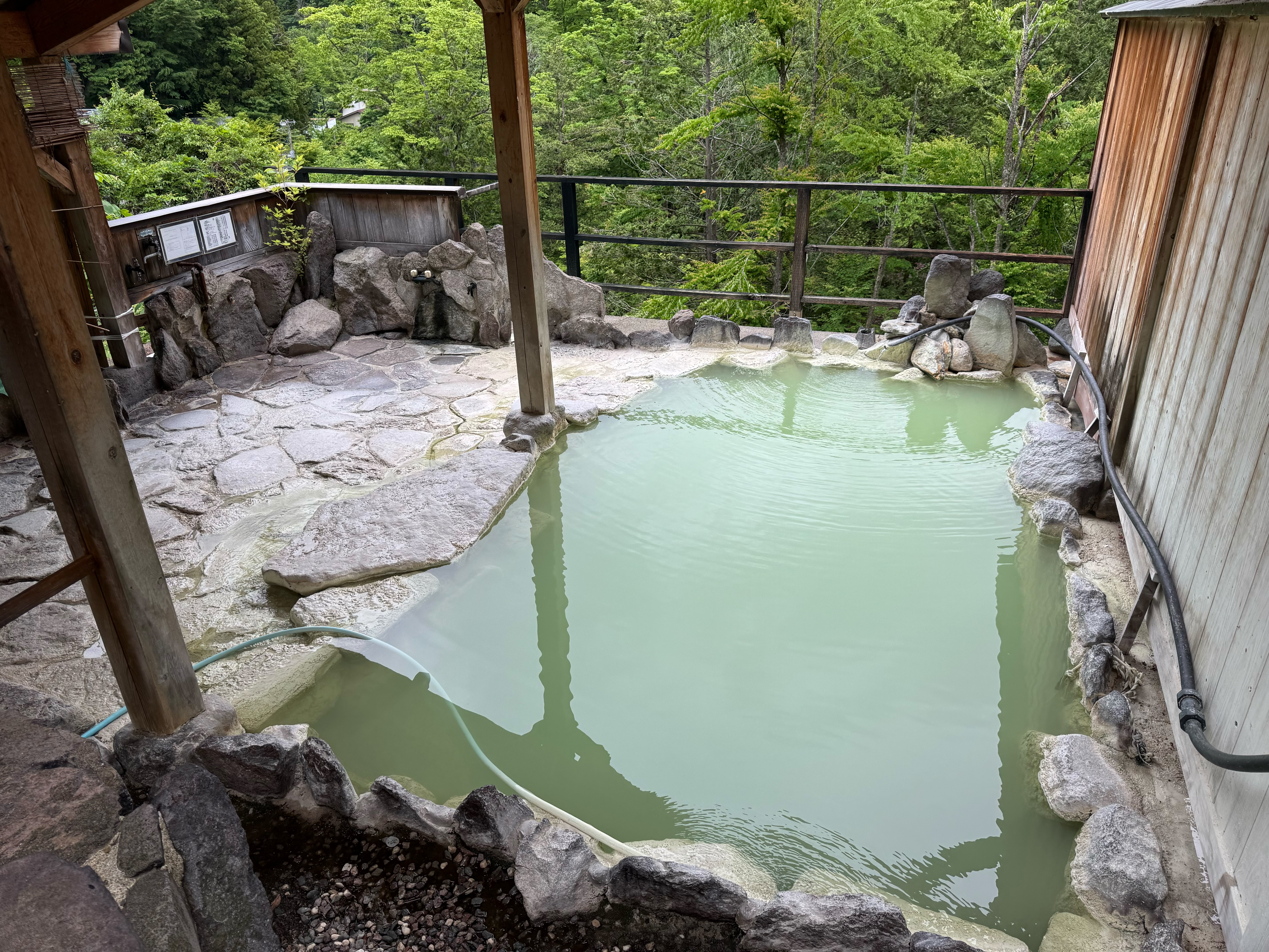 塩原元湯温泉・大出館の緑に囲まれた露天風呂の写真